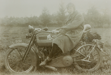 862846 Portret van Piet van Mechelen op een Harley Davidson-motorfiets met zijspan op een onbekende locatie. Van ...